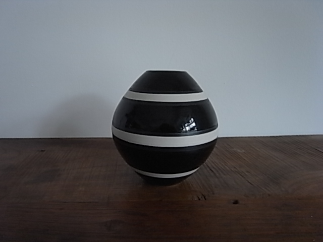 WISE・WISE　丸型陶器フラワーベース 　黒×白ストライプ