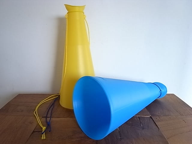 メガホン プラスチック ひも付き 全2色