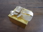 ギフトボックス　 ゴールドリボン付き