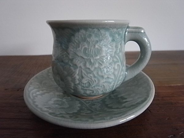 タイ　セラドン焼　 コーヒーカップ＆ソーサー　 花柄