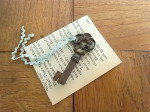 アンティークKey　ブルーリボン&洋書切れ端付