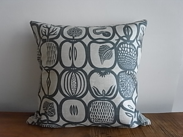 FIQクッションカバー　 フルーツ柄　グレー