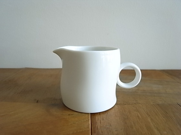 ミルクピッチャー　 ウェーブ