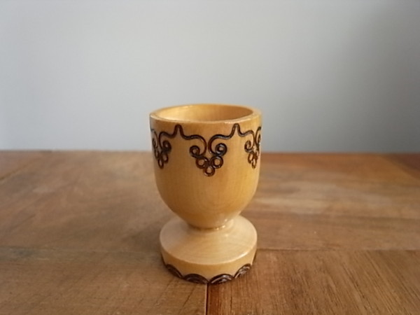 ドイツ　木製手彫りエッグスタンド　脚模様有