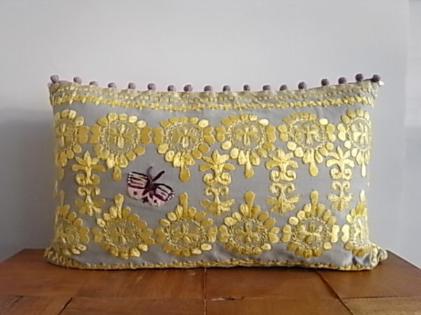 ポンポン付クッション　蝶々刺繍　（中綿付）
