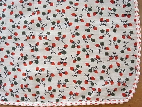 ハンカチ　イチゴ柄