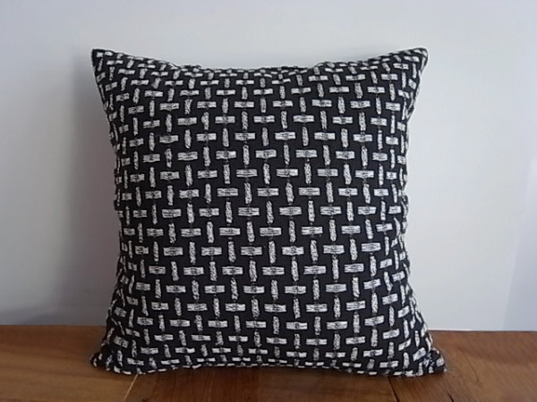 クッションカバー　ブラック×ホワイト刺繍